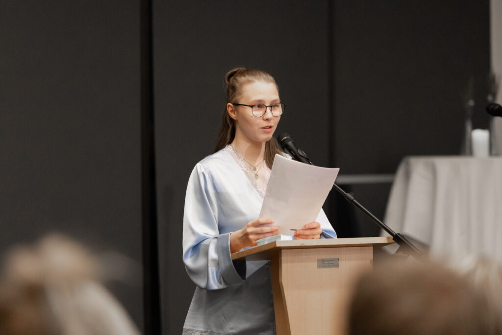 Aníta Tómasdóttir með reynslusögu á minningarstund Gleym mér ei 2025.