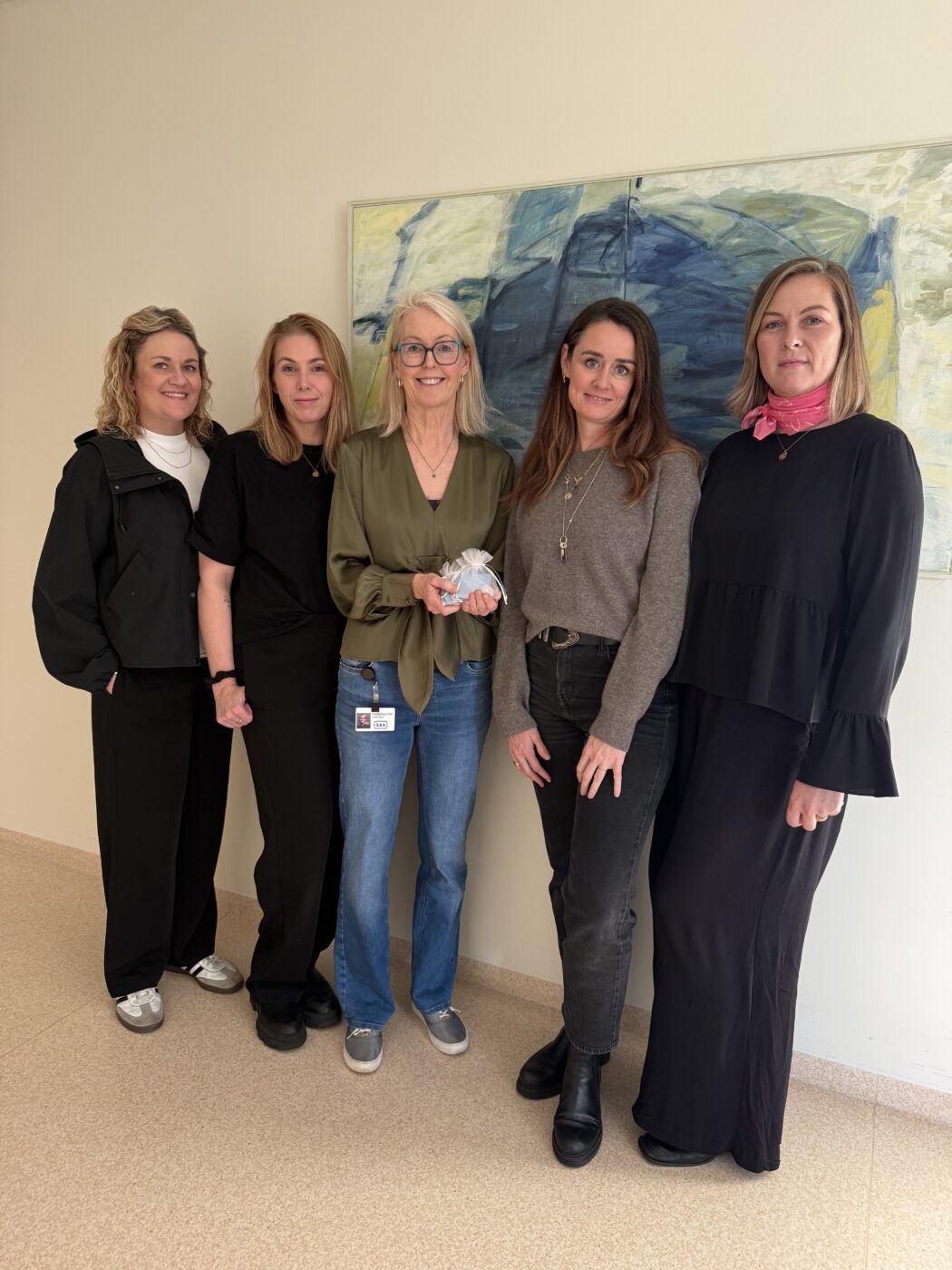 Gleym mér ei konur ásamt Ingibjörgu Jónsdóttur deildarstjóra fæðingardeildar SAk.